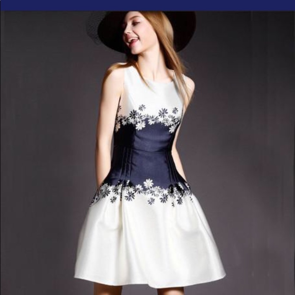 Blue and white floral dress - Picture 1 of 5
